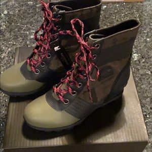 New Sorel Youth Lexie Wedge Camo Boot Size 5